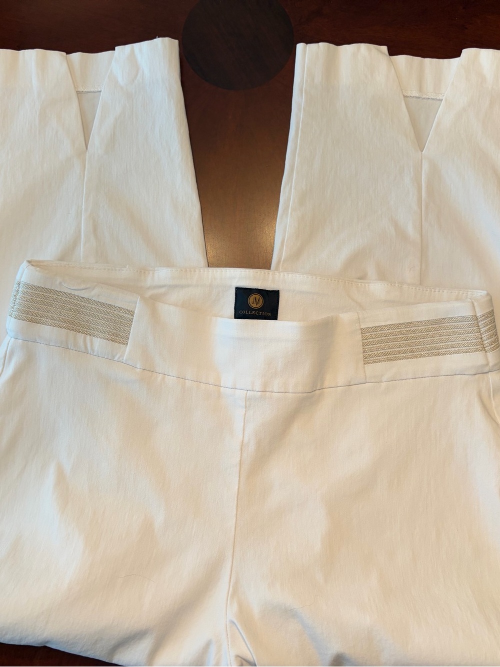 JM Collection white capris. - Picture 5 of 7